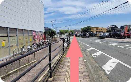 十字路までの、直進する道の写真